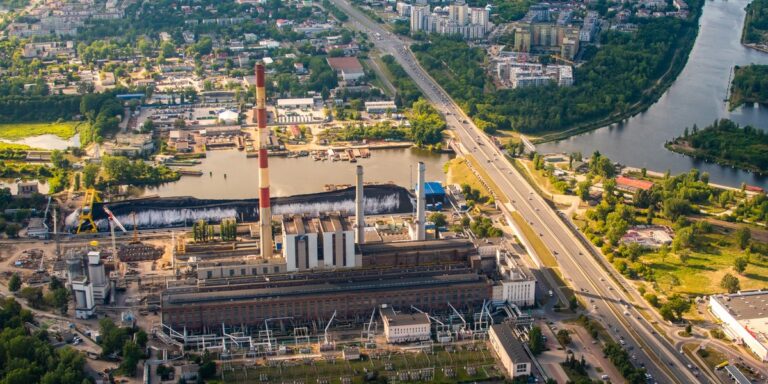 Polski przemysł grzewczy w roku 2024 zarejestrował obniżkę sprzedaży energii cieplnej oraz ewolucje w kompozycji używanych nośników energetycznych. Pomimo, że przeciętna zyskowność gałęzi przemysłu podniosła się, wciąż jest deficytowa, a branża stoi przed problemami związanymi z restrukturyzacją energetyczną — wynika z przedstawionego raportu Szefa Urzędu Regulacji Energetyki "Energetyka cieplna w liczbach". Analiza URE: Ciepłownictwo w 2024. Rewolucja w branży. - INFBusiness