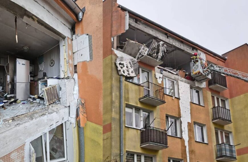 Silna eksplozja w bloku w Braniewie. Wybuch zdemolował mury budynku.
