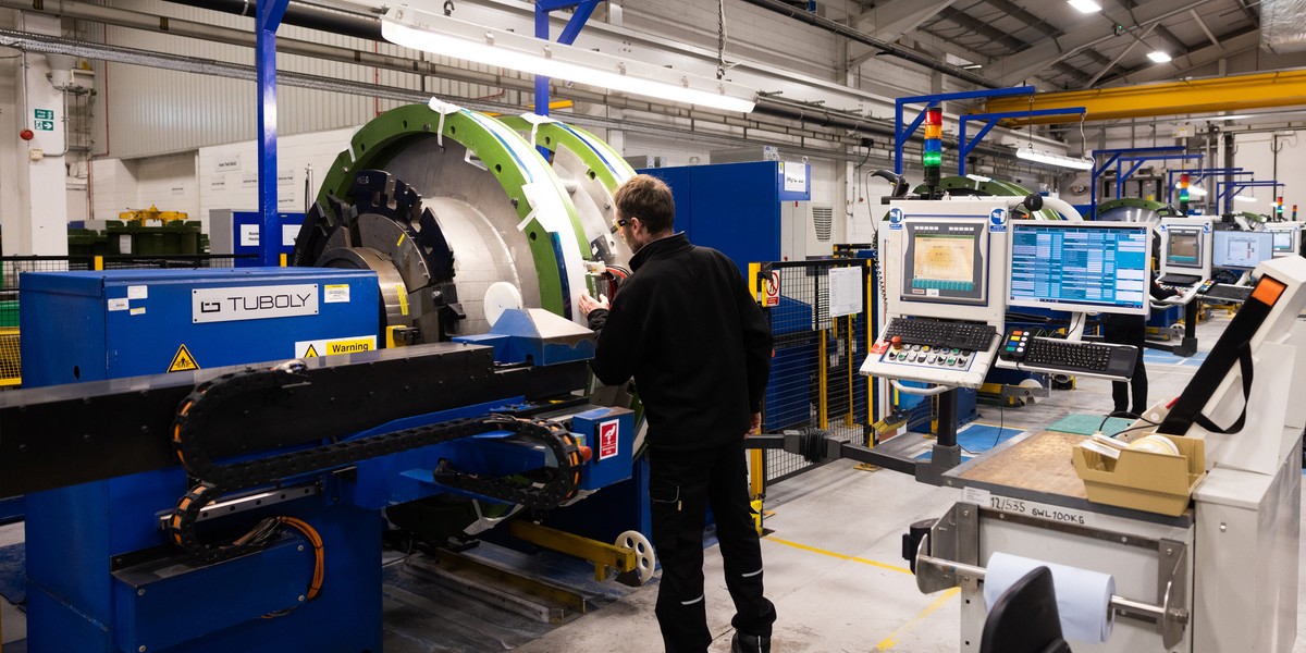 Branża generująca blisko 20 proc. wartości dodanej polskiej ekonomii zanotowała udany miesiąc — wynika z najświeższych danych opublikowanych przez Główny Urząd Statystyczny. Produkcja przemysłowa w październiku wzrosła, a tym razem ilość dni pracujących nie miała znaczącego wpływu. W październiku 2025 r. produkcja przemysłowa w Polsce odbiła.