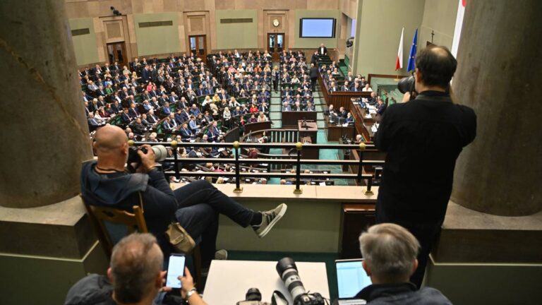 Niewiele ponad 1,5 punktu procentowego różnicy oraz poparcie poniżej granicy 30 procent - to podsumowanie z nowego sondażu Research Gate w panelu Ariadna. W niedzielnych wyborach zwyciężyłaby Koalicja Obywatelska, jednak nie mogłaby utworzyć nowej większości. Co jeszcze ujawnia nowe badanie? Spadek aprobaty dla PiS, Koalicja Obywatelska bez przewagi. Nowy pomiar preferencji wyborczych. - INFBusiness