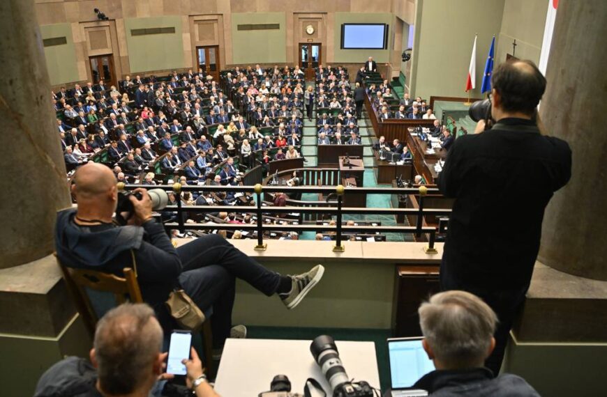 Spadek aprobaty dla PiS, Koalicja Obywatelska bez przewagi. Nowy pomiar preferencji wyborczych.