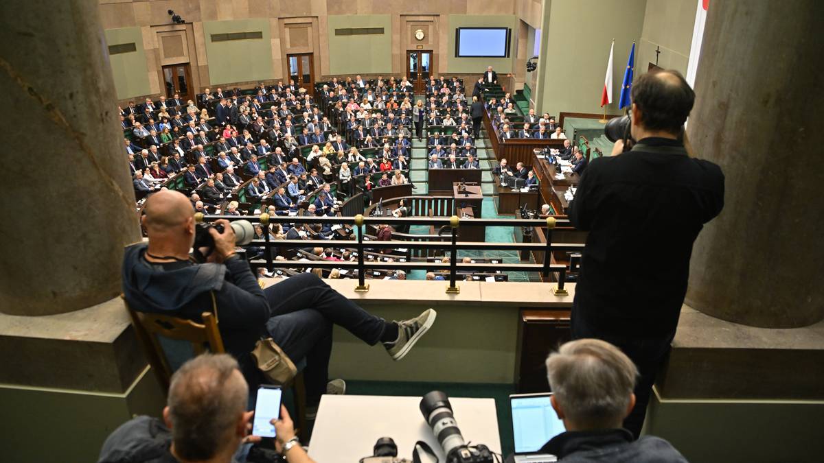 Niewiele ponad 1,5 punktu procentowego różnicy oraz poparcie poniżej granicy 30 procent - to podsumowanie z nowego sondażu Research Gate w panelu Ariadna. W niedzielnych wyborach zwyciężyłaby Koalicja Obywatelska, jednak nie mogłaby utworzyć nowej większości. Co jeszcze ujawnia nowe badanie? Tąpnięcie poparcia dla PiS, KO bez większości. Świeży sondaż parlamentarny