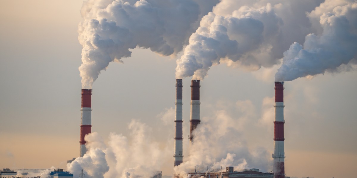 System ETS2, mający na celu poszerzenie zakresu handlu uprawnieniami do emisji o sektor transportowy i budowlany, może zostać przesunięty o trzy lata – taką nadzieję wyraził poseł do PE, Andrzej Halicki. Pomimo, że państwa członkowskie UE ustaliły odroczenie jego implementacji o rok, polityk z Koalicji Obywatelskiej uważa, iż w Parlamencie Europejskim istnieje możliwość uzyskania kompromisu w sprawie dłuższego przesunięcia terminu. ETS2 w obecnym kształcie może znacząco zwiększyć koszty życia Polaków, powodując nawet podwojenie wydatków na ogrzewanie.