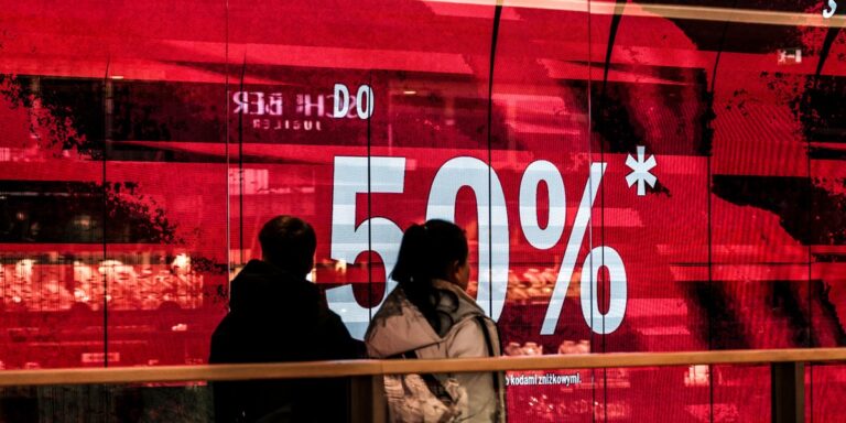 Szał Czarnego Piątku jest w pełnym rozkwicie, a w pracy podczas przerwy na kawę wszyscy debatują o ofertach rabatowych ogłaszanych przez sklepy. Słowo zniżka działa jak wabik, a obniżki cen powodują, że skłaniamy się do zakupu nawet tych artykułów, które nie są nam niezbędne. Jakie triki wykorzystują firmy? Lęk przed przegapieniem, dopamina i wpływ. Jak sklepy zwiększają sprzedaż podczas Czarnego Piątku. - INFBusiness