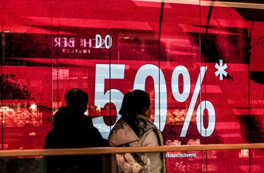 Lęk przed przegapieniem, dopamina i wpływ. Jak sklepy zwiększają sprzedaż podczas Czarnego…