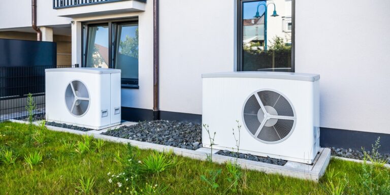 Do roku 2035 powszechna modernizacja cieplna może obniżyć emisję pyłu zawieszonego PM 2,5 o 26%, który, jak się ocenia, jest przyczyną około 42,7 tys. przedwczesnych śmierci każdego roku. W przypadku innego niebezpiecznego skażenia powietrza, a mianowicie benzo(a)pirenu, ograniczenie emisji może sięgnąć 44%, natomiast dwutlenku węgla — 10%. Te oraz inne kalkulacje w opublikowanym sprawozdaniu przytacza Stowarzyszenie Fala Renowacji, argumentując, że szeroko komentowana dyrektywa dotycząca budynków może stanowić dla naszego społeczeństwa nie tylko trudność, ale i perspektywę. Implementacja dyrektywy budowlanej. Co się zmieni dla Polaków do 2035? - INFBusiness