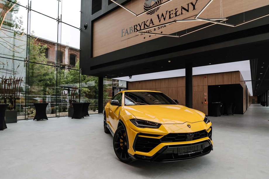 Fabryka Wełny Hotel & SPA w Pabianicach stanowi unikalny punkt na polskiej mapie biznesowej, ceniony nie tylko za swoją bogatą przeszłość, ale i za rozległe możliwości organizacji różnorodnych inicjatyw oraz doskonałą lokalizację. Przestrzenie konferencyjne tego miejsca oferują bogaty wachlarz opcji, które z pewnością docenią organizatorzy wydarzeń. Prezentacja samochodu, w przeszklonym foyer przed salą koncertowo-balową Pawelana / Fabryka Wełny Hotel & SPA