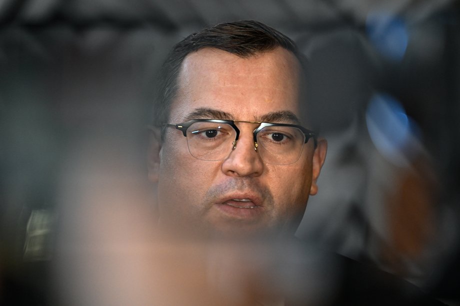 Audyt KOWR przeprowadzony przez Ministerstwo Rolnictwa nie pociągnął za sobą odwołań wśród członków zarządu Agencji. Minister rolnictwa Stefan Krajewski wspomina o "ostrzeżeniu" dla prezesa KOWR Henryka Smolarza. — Nie akceptuję wyjątków, ale nie zamierzam też wszczynać bezpodstawnych oskarżeń — oznajmia. Doniesienia do organów ścigania dotyczą uchybień w trakcie zbycia parceli w Zabłotni z okresu rządów PiS. Minister rolnictwa Stefan Krajewski przedstawia wyniki kontroli KOWR, listopad 2025