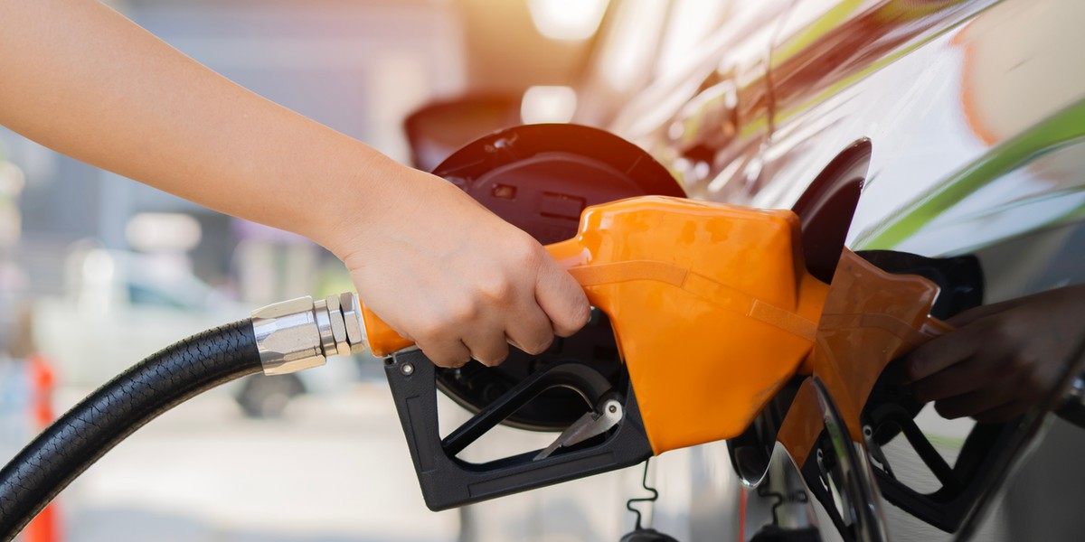 Ostatnie dni przyniosły skromne zniżki cen paliw, niemniej jednak, w opinii specjalistów z portalu e-petrol.pl, konsumenci nie powinni zbyt mocno wierzyć w kontynuację tej tendencji. Redukcje, jak zauważają analitycy, były osiągnięte kosztem marż firm prowadzących stacje, a margines na kolejne spadki w zasadzie się skończył. W drugiej połowie listopada ceny paliw mogą umiarkowanie wzrosnąć