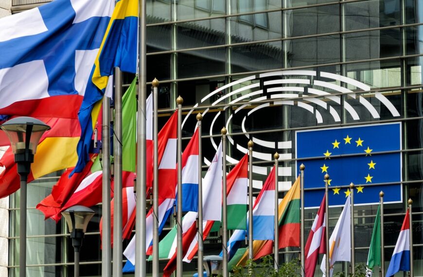 Strefa euro: PMI balansuje, produkcja trwa ósmy miesiąc.