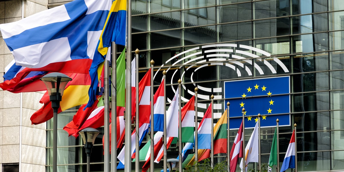 Indeks PMI dla sektora wytwórczego strefy euro osiągnął w październiku wartość 50 pkt, co stanowi newralgiczną granicę oddzielającą ekspansję od kurczenia się. Październik stanowił ósmy kolejny miesiąc, w którym odnotowano wzrost wytwórczości w obszarze euro. Podwyższony poziom produkcji został osiągnięty pomimo stagnacji w nowych zamówieniach. W przemyśle Europy widać ożywienie. Lepiej wypadają kraje Południa, ale poprawę widać też w czterech największych gospodarkach strefy euro.