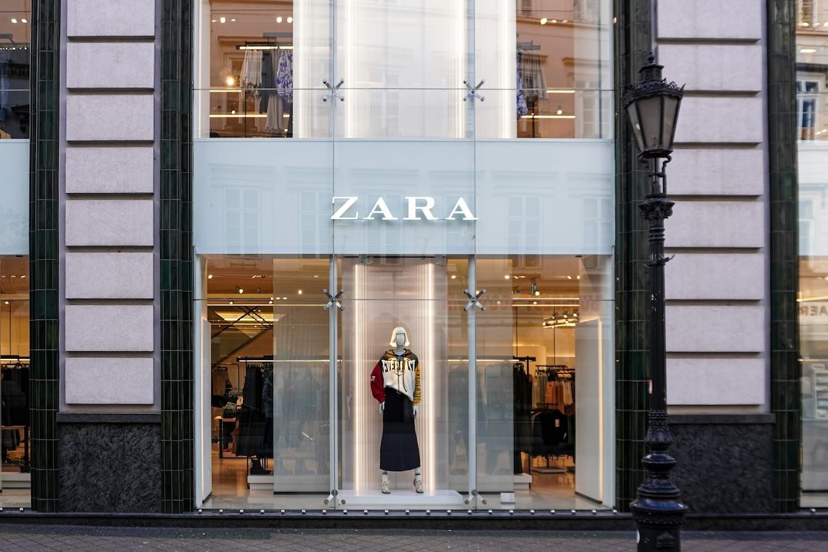 Zara Black Friday 2025 pod znakiem zapytania. Pracownicy zapowiadają protesty. Na zdjęciu witryna i wejście do sklepu Zara, z dużym logo.