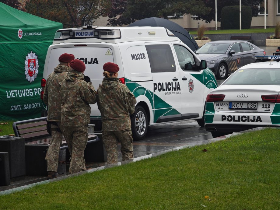 Żołnierze i wozy policji na pikniku w litewskim mieście