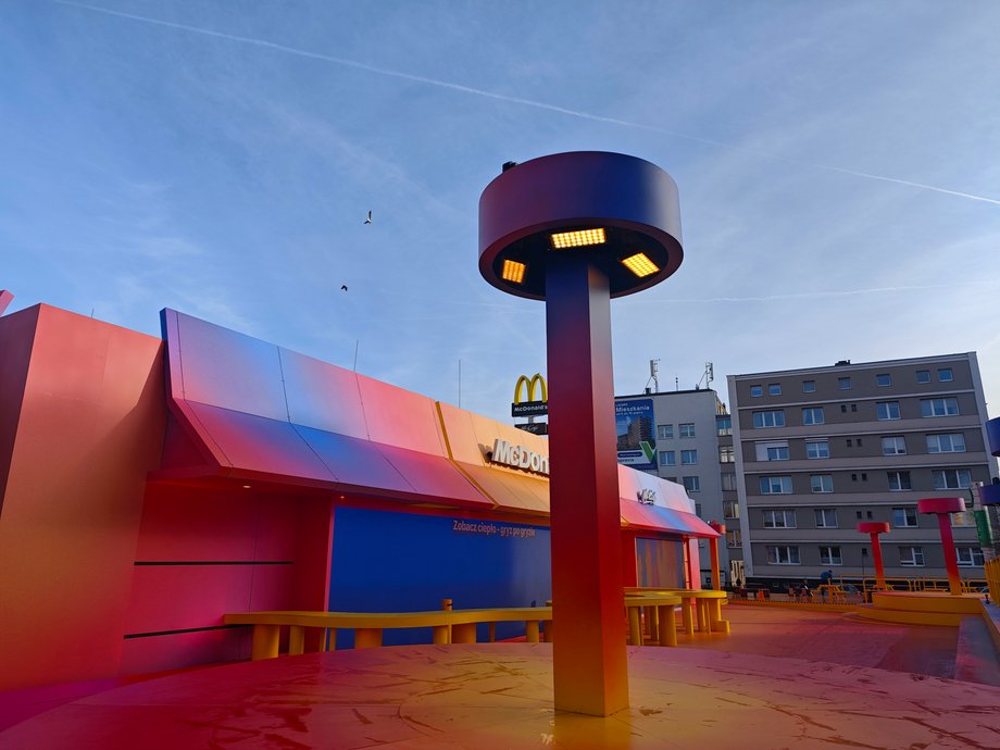 Popularna sieć każdego roku wprowadza do menu Burgera Drwala i usiłuje jednocześnie zaskoczyć konsumentów akcją reklamową. W tym roku przedsiębiorstwo z okazji premiery burgera doszczętnie przeobraziło jedną z restauracji w Poznaniu. — Hasłem przewodnim jest ciepło — objaśniali nam przedstawiciele firmy. Tak zmienił się poznański McDonald's