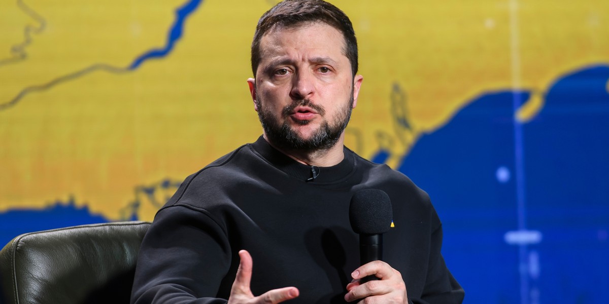 Ukraiński prezydent Wołodymyr Zełenski zakomunikował, że pierwsze analizy wskazują na znaczące szkody dla Rosji w następstwie nowych restrykcji, wprowadzonych przez międzynarodowych sojuszników Kijowa. Jeżeli nacisk na Moskwę będzie kontynuowany, jej roczne straty mogą sięgnąć przynajmniej 50 miliardów dolarów. Wołodymyr Zełenski