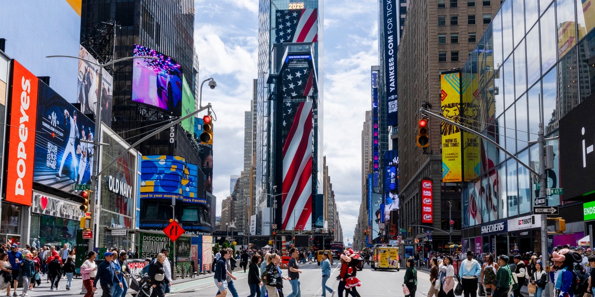 W poniedziałek zaprezentowano dwa wskaźniki odzwierciedlające koniunkturę w amerykańskim sektorze produkcyjnym. Podczas gdy PMI uległ poprawie i sygnalizuje progres, o tyle ISM — istotniejszy dla tej gospodarki — wykazał regres i jest to ósmy kolejny miesiąc poniżej progu 50 punktów. Napływ nowych zamówień wciąż jest ograniczony, a dostawcy potrzebują więcej czasu na realizację dostaw surowców do zakładów produkcyjnych ze względu na cła na dobra importowane. USA