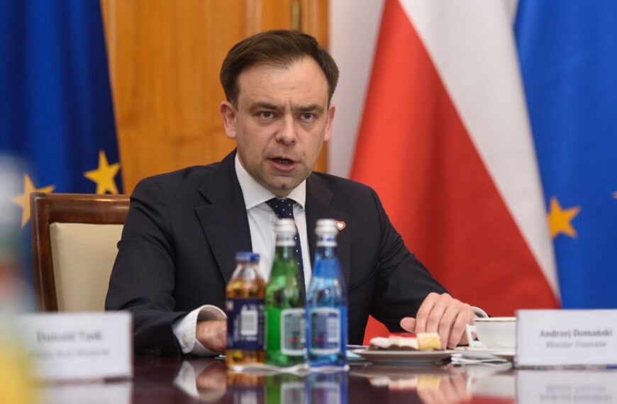 Polska gospodarka w trudnej sytuacji. Wysokie wydatki społeczne i powiększające się zadłużenie.