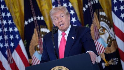 Donald Trump &quot;gasi pożar, który sam wywołał&quot;. Idzie na ustępstwa w kwestii ceł