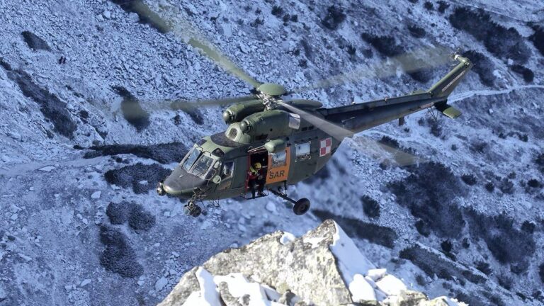 W rejonie Tatr nastąpiła zmiana obsady. Od piątku aż do połowy miesiąca grudnia rolę dyżurnego przejmie helikopter wojskowy, przejmując obowiązki od "Sokoła" należącego do Tatrzańskiego Ochotniczego Pogotowia Ratunkowego (TOPR). W tym okresie czasowym urządzenie zostanie poddane kontroli technicznej. Heli z armii wsparciem dla ratowników górskich. Nowa ekipa w Tatrach. - INFBusiness