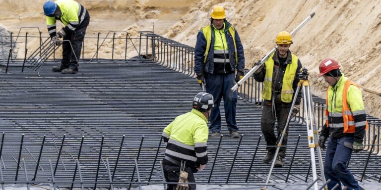 Liczba obcokrajowców zatrudnionych w Polsce na koniec maja 2025 roku wyniosła 1 068 900 osób. Według danych GUS, to wzrost o 4,4% w stosunku do tego samego okresu poprzedniego roku. Niemniej jednak, w zestawieniu z poprzednim miesiącem, ich liczba skurczyła się o 0,8%. Wśród zagranicznych pracowników nadal przeważają Ukraińcy, ale istnieją regiony w Polsce, gdzie natrafienie na pracującego cudzoziemca jest wyjątkowo trudne. Praca Ukraińców w Polsce. Najnowsze statystyki z GUS. - INFBusiness