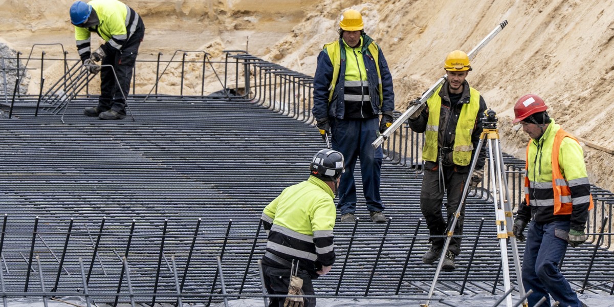 Liczba obcokrajowców zatrudnionych w Polsce na koniec maja 2025 roku wyniosła 1 068 900 osób. Według danych GUS, to wzrost o 4,4% w stosunku do tego samego okresu poprzedniego roku. Niemniej jednak, w zestawieniu z poprzednim miesiącem, ich liczba skurczyła się o 0,8%. Wśród zagranicznych pracowników nadal przeważają Ukraińcy, ale istnieją regiony w Polsce, gdzie natrafienie na pracującego cudzoziemca jest wyjątkowo trudne. Wśród pracowników z zagranicy większość stanowią mężczyźni