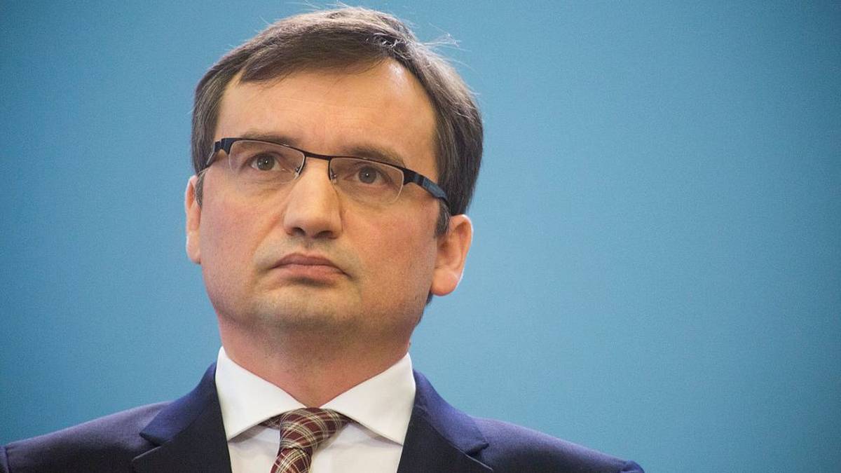 - Nie pozwolę na to, by mi zamknięto usta. Prawdy nie da się uwięzić. Osoby odpowiedzialne za te nikczemne, bezpodstawne oskarżenia, te przestępstwa, odpowiedzą za swoje czyny. Będę dũżył do prawdy i będę dũżył do niezależnej Polski - oświadczył w programie "Debata Gozdyry" poseł Zbigniew Ziobro. Parlament zdecydował o pozbawieniu go immunitetu i wyraził zgodę na aresztowanie tymczasowe polityka. Zbigniew Ziobro w garniturze, z krawatem, patrzący w bok z poważnym wyrazem twarzy na tle niebieskiego tła.