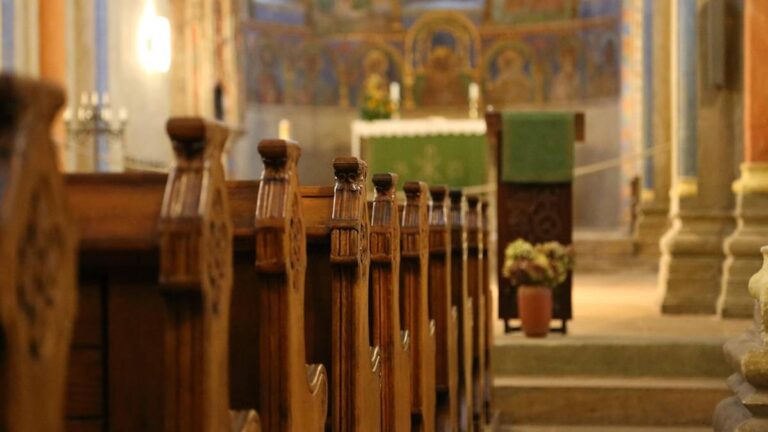 Obywatel Żor (woj. śląskie) dokonał włamania do jednego z kościołów w miejscowości. Mężczyzna zdemolował wnętrze zakrystii, jak również przywłaszczył sobie gotówkę i wino liturgiczne. Po przeanalizowaniu nagrania z monitoringu wyszło na jaw, że 38-latek spożył napój alkoholowy w miejscu przestępstwa. "Kościół nie był dla niego nietykalny". W zakrystii był bezwzględny. - INFBusiness