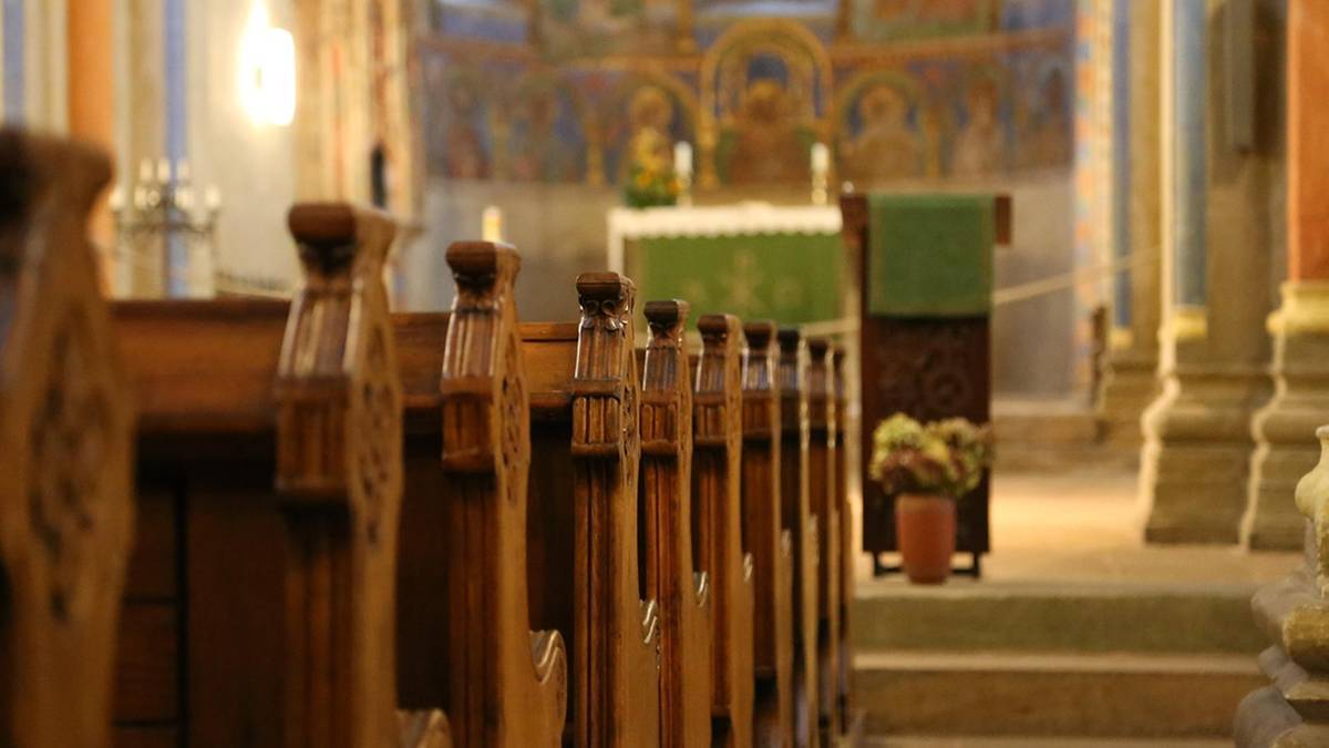 Obywatel Żor (woj. śląskie) dokonał włamania do jednego z kościołów w miejscowości. Mężczyzna zdemolował wnętrze zakrystii, jak również przywłaszczył sobie gotówkę i wino liturgiczne. Po przeanalizowaniu nagrania z monitoringu wyszło na jaw, że 38-latek spożył napój alkoholowy w miejscu przestępstwa. "Świątynia nie była dla niego świętością". Na zakrystii nie miał skrupułów