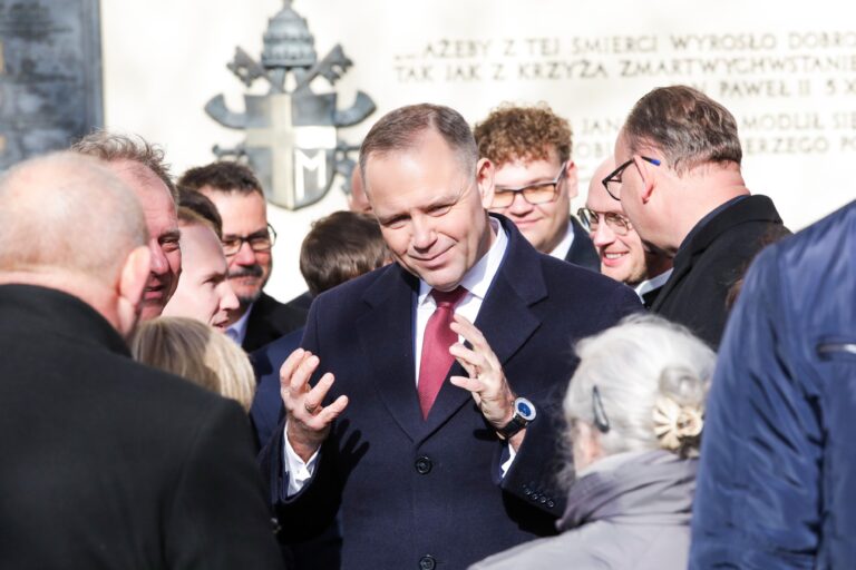 Chciałbym podpytać, gdzie byliście, ludzie żyjący w relacjach pozamałżeńskich, hetero- i homoseksualnych 1 czerwca tego roku, kiedy decydowało się, kto przejmie spuściznę po Andrzeju Dudzie? Jaka część z was oddała głos, pofatygowała się z domu, skoro kwestia legalizacji związków partnerskich jest dla was tak istotna? Ograniczone związki partnerskie. Społeczność LGBTQIA+ musi uzbroić się w cierpliwość na pięć, a nawet dziesięć lat. - INFBusiness