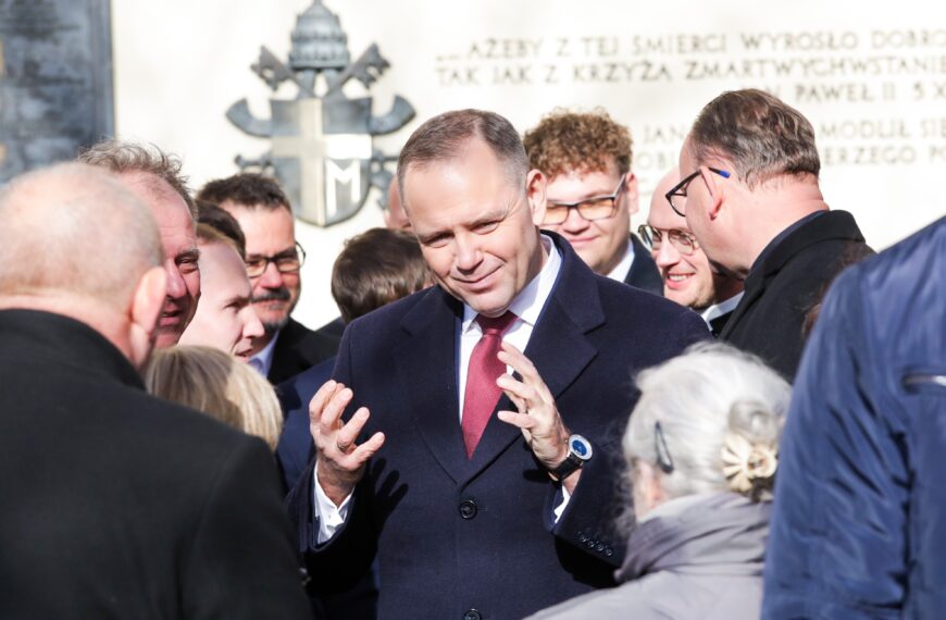 Ograniczone związki partnerskie. Społeczność LGBTQIA+ musi uzbroić się w cierpliwość na pięć,…