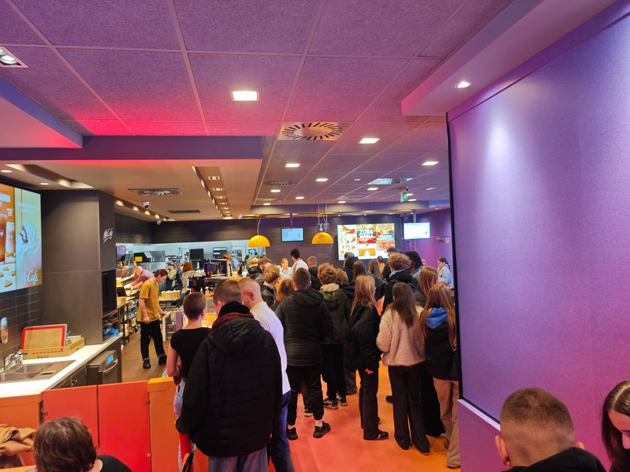 Popularna sieć każdego roku wprowadza do menu Burgera Drwala i usiłuje jednocześnie zaskoczyć konsumentów akcją reklamową. W tym roku przedsiębiorstwo z okazji premiery burgera doszczętnie przeobraziło jedną z restauracji w Poznaniu. — Hasłem przewodnim jest ciepło — objaśniali nam przedstawiciele firmy. Tłumy w poznańskiej restauracji