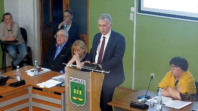 Awantura w gminie Korsze po uwagach włodarza, który zestawił odzienie dzieci z aglomeracji i ze wsi. - Aktualnie młodzież nosi zbyt obszerne bluzy i podarte spodnie, niezależnie, czy to wioska, czy miejscowość miejska. Władza miasta na trendach wśród dzieci się nie orientuje i uraził nas oraz nasze pociechy - stwierdził jeden z opiekunów prawnych. Rządzący miastem za swoje komentarze wyraził skruchę i zapewnił, że powróci do tematu. Kontrowersje po wypowiedzi burmistrza. Dotyczyła dzieci o różnym statusie materialnym. - INFBusiness