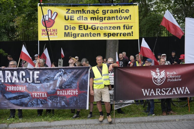 Szeroki raport fundacji More in Common, do którego „Rzeczpospolita” dotarła jako pierwsza, ujawnia, że kwestia migracji jest dla Polaków o wiele bardziej złożona, niż sugerują to przedstawiciele sceny politycznej – zwłaszcza po prawej stronie. Polskie spojrzenie na migrację: Nowy sondaż More in Common Polska dementuje stereotypy - INFBusiness