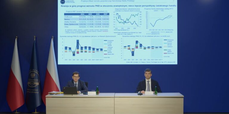 W obszarze całej perspektywy nowej prognozy — do roku 2027 — inflacja utrzymuje się blisko założonego pułapu inflacyjnego — oznajmił w piątek dyrektor Departamentu Analiz i Badań Ekonomicznych NBP, Jacek Kotłowski. Zaznaczył też, że w roku 2026 tempo rozwoju gospodarczego wzrośnie dzięki wykorzystaniu funduszy europejskich. NBP ujawnia aktualne prognozy. Inflacja niespotykana od dekad. - INFBusiness