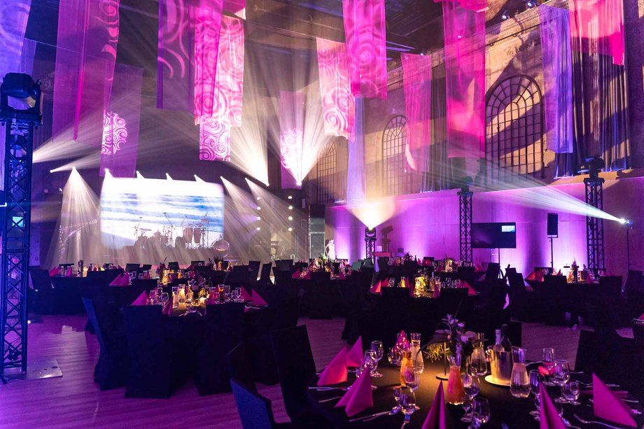 Fabryka Wełny Hotel & SPA w Pabianicach stanowi unikalny punkt na polskiej mapie biznesowej, ceniony nie tylko za swoją bogatą przeszłość, ale i za rozległe możliwości organizacji różnorodnych inicjatyw oraz doskonałą lokalizację. Przestrzenie konferencyjne tego miejsca oferują bogaty wachlarz opcji, które z pewnością docenią organizatorzy wydarzeń. Bankiet w Sali koncertowo-balowej Pawelana / Fabryka Wełny Hotel & SPA