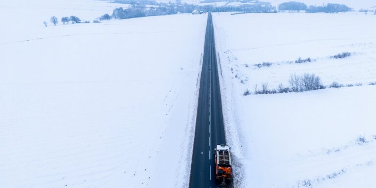 Tegoroczne obfite opady śniegu po raz pierwszy dały się we znaki mieszkańcom Podkarpacia. W sobotę jednostki straży pożarnej przeprowadziły ponad tysiąc interwencji, likwidując rezultaty zimowej pogody. W tym samym czasie blisko 32 tysiące domostw wciąż jest pozbawionych dostaw energii. Podkarpackie zasypane śniegiem. Zimowy atak odciął prąd tysiącom domów. - INFBusiness