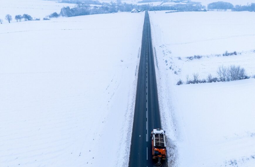 Podkarpackie zasypane śniegiem. Zimowy atak odciął prąd tysiącom domów.