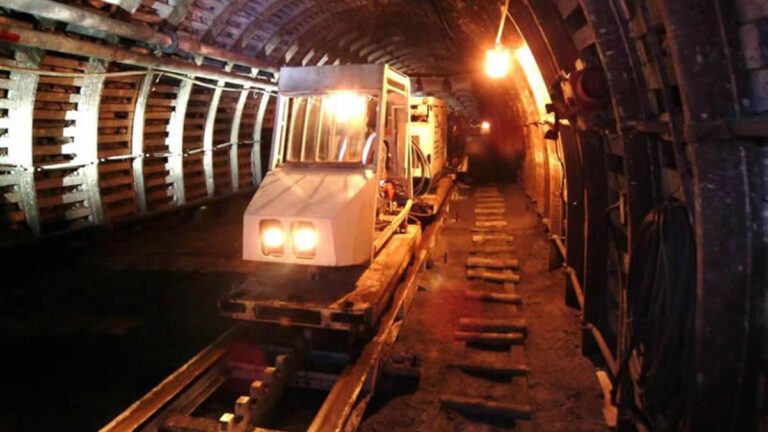 Wczesnym rankiem doszło do drżenia ziemi w obszarze Katowic, co mocno odczuli mieszkańcy pobliskich miejscowości. Biuro Prasowe Polskiej Grupy Górniczej Ewa Grudniok oznajmiło, że miało to miejsce w obrębie kopalni Murcki-Staszic. - Personel został ewakuowany, nikt nie ucierpiał - zakomunikowała. Górniczy wstrząs na Śląsku. Odczuwalny w wielu miejscowościach. - INFBusiness