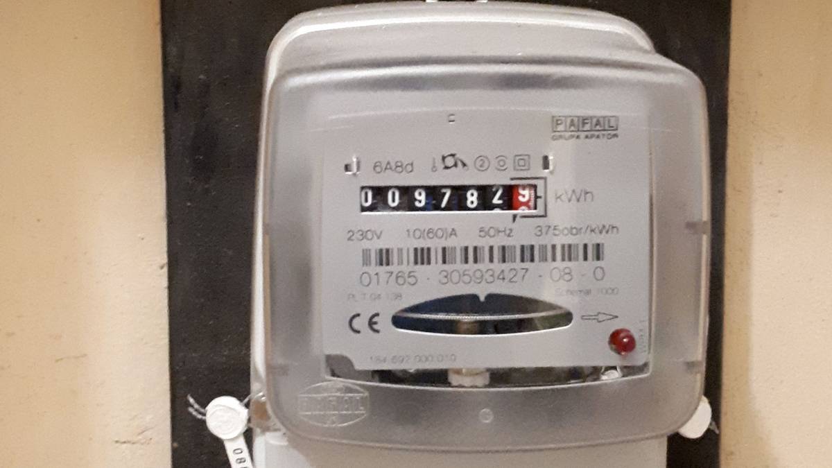 W roku 2026 obywatele Polski zapłacą zauważalnie więcej za energię elektryczną. Zwiększenie się trzech kluczowych danin: kogeneracyjnej, opłaty mocowej i tej związanej z OZE - wpłynie na znaczne zwyżki w fakturach dla użytkowników domowych. Nowe wartości ujawnione przez władze państwowe oraz URE sugerują, że nakłady na energię elektryczną powiększą się nawet o dziesiątki procent. Licznik energii elektrycznej z cyfrowym wyświetlaczem pokazującym zużycie w kWh.