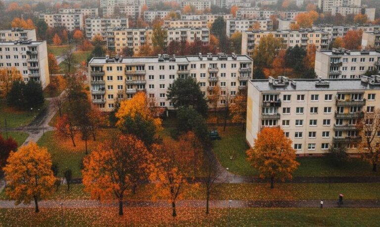 Październikowy wyjątek jest już wspomnieniem. Prawie wszystkie banki zredukowały oprocentowanie kredytów hipotecznych i widać już istotny, symboliczny moment. Niewykluczone, że za chwilę z wykazów cen znikną wartości zaczynające się od cyfry „6”. Zestawienie kredytów mieszkaniowych - listopad '25 - najkorzystniejsze oferty hipoteczne - INFBusiness
