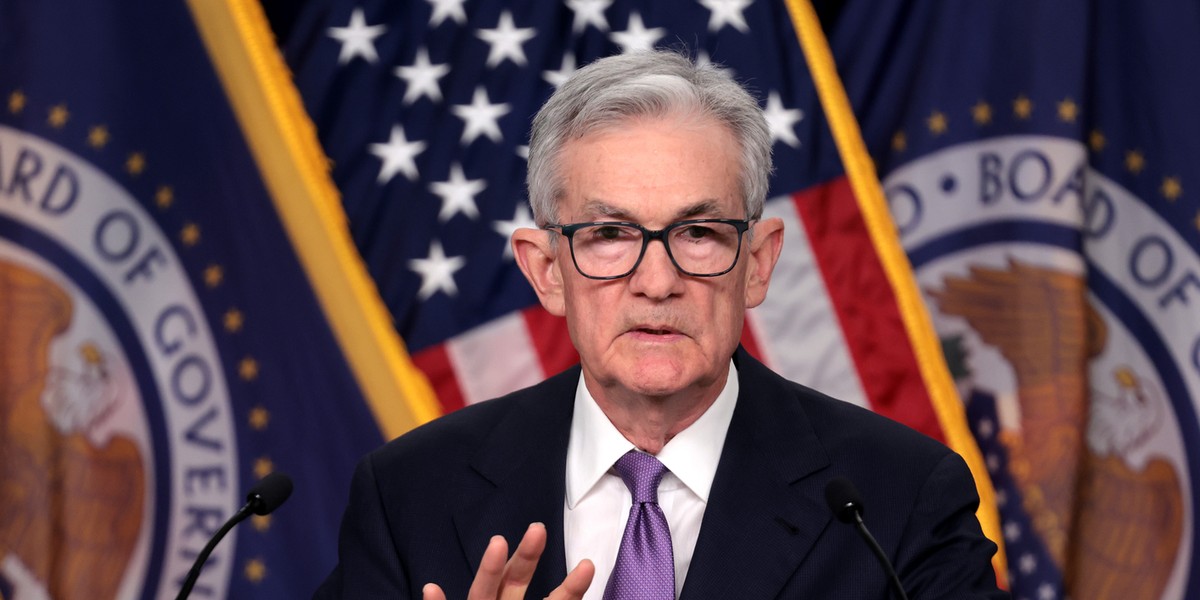 Europejski i amerykański bank centralny plasują się w odmiennych punktach w kontekście poziomu stawek procentowych i zwalczania inflacji. Większe zadanie stoi jeszcze przed Fed, gdzie potencjalne są jeszcze trzy redukcje stóp procentowych. W odniesieniu do EBC przewidywania są o wiele mniej klarowne. Jerome Powell, prezes Fed.