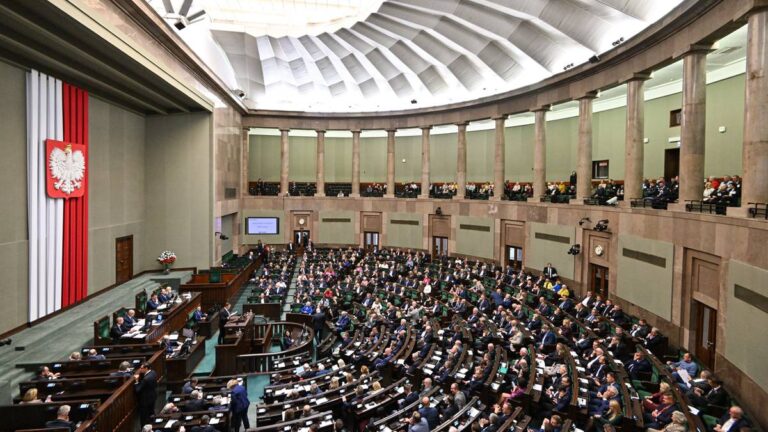 Spadek poparcia PiS, wzrost dla KO. Wyborcy wskazują preferencje do parlamentu. - INFBusiness