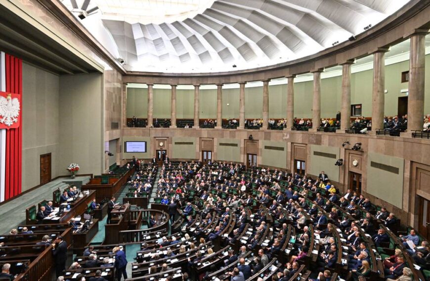 Spadek poparcia PiS, wzrost dla KO. Wyborcy wskazują preferencje do parlamentu.