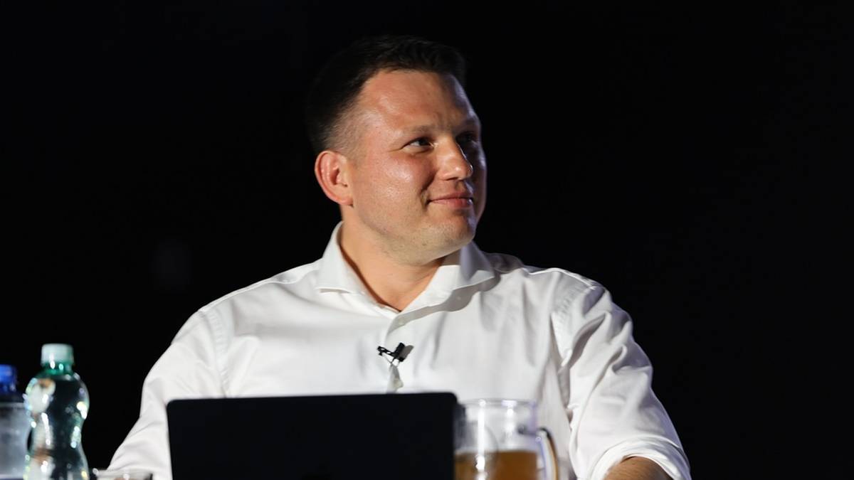 Sąd Okręgowy w Warszawie podjąłę decyzję o usunięciu Nowej Nadziei z rejestru partii politycznych. Z wnioskiem o to wystąpiła Państwowa Komisja Wyborcza, a przyczyną było niezrealizowanie przez ugrupowanie Sławomira Mentzena obowiązku złożenia raportu finansowego za rok 2024. Mężczyzna w białej koszuli siedzi przy stole z laptopem i piwem na tle ciemnego tła.