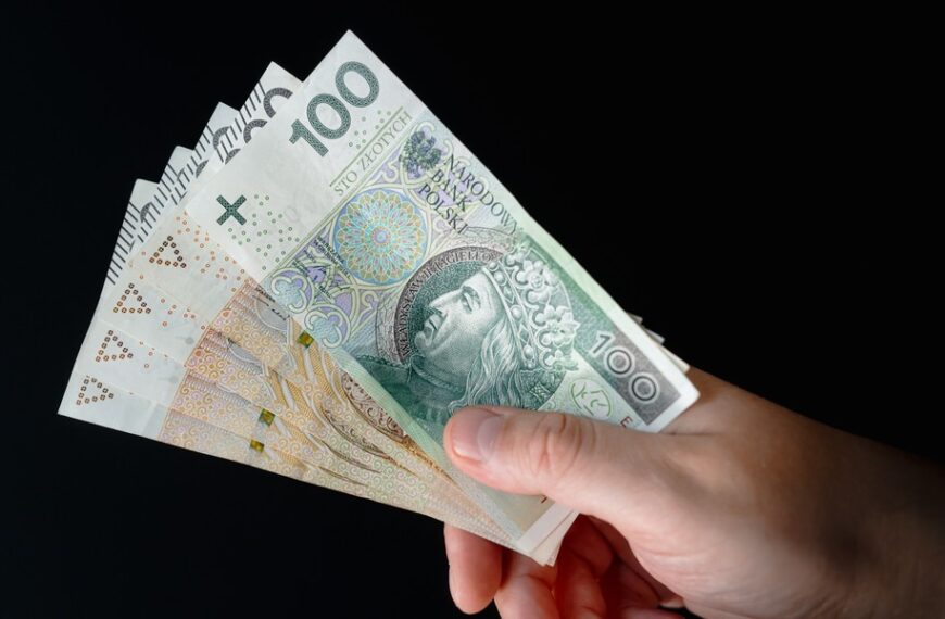 Polacy odrzucają ideę mniejszych zarobków w zamian za łatwiejszą pracę. Aspiracje wzrastają.