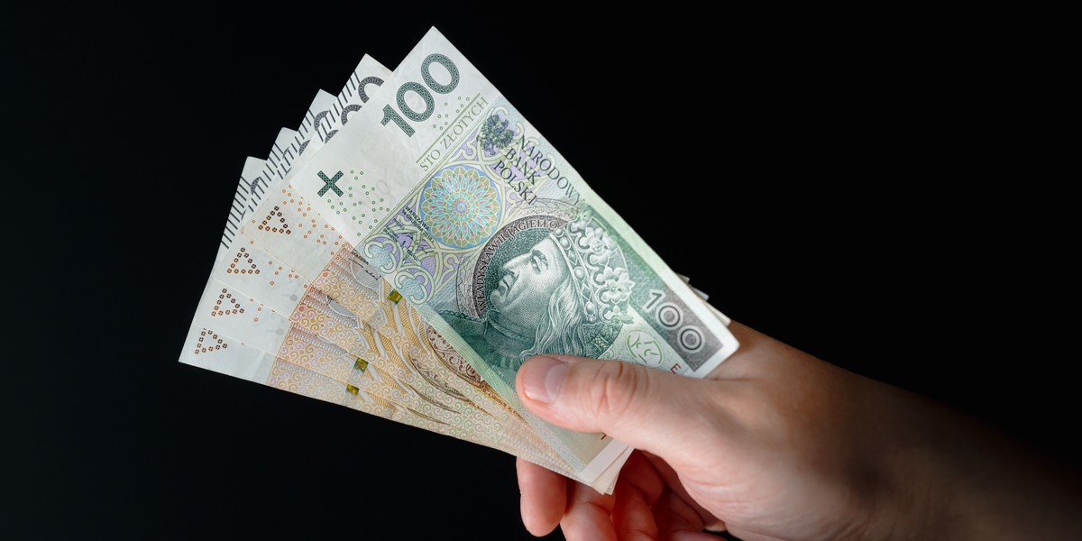 Zaledwie 12% Polaków wyraziłoby gotowość zaakceptowania mniejszej wypłaty w zamian za mniej wymagającą pracę, jak wynika z najnowszego Barometru Polskiego Rynku Pracy Personnel Service. Równocześnie, połowa osób biorących udział w badaniu sądzi, że sprawiedliwe uposażenie za pełny etat pracy fizycznej powinno wynosić 6,5 tys. zł na rękę. Połowa Polaków uznaje, że uczciwe wynagrodzenie za pełnoetatową pracę fizyczną uznają kwotę 6,5 tys. zł netto.