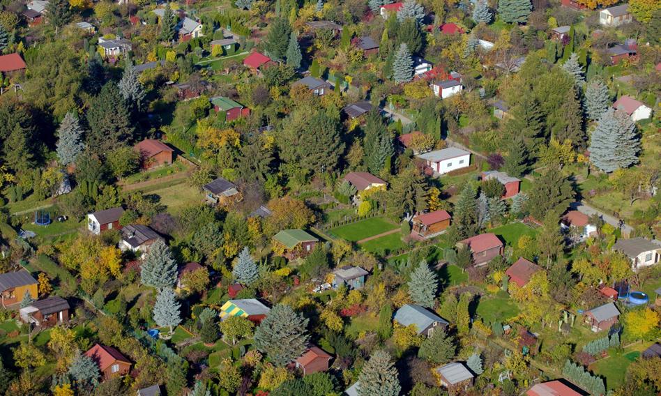 Koszty nabycia praw do ogródków działkowych wciąż utrzymują się na wysokim poziomie, aczkolwiek stopniowo przestają zadziwiać. Według przedstawicieli Związków Ogrodów Działkowych, to właśnie okres jesienny jest momentem, gdy najprościej jest o własny zakątek zieleni w mieście. Na Bankier.pl sprawdzamy, ile należy zaoszczędzić, aby nabyć uprawnienia do działki na rynku oraz w jaki sposób stać się posiadaczem działki i uniknąć nadmiernych wydatków. Lato na ROD-os? Tyle kosztują ogródki działkowe po sezonie