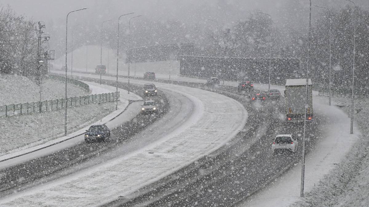 Autostrada A4 pokryta śniegiem, z widocznym ruchem samochodowym i zatorami.