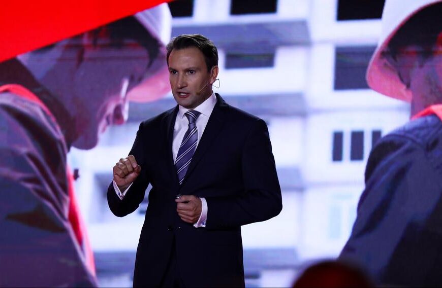 Podatek od wartości nieruchomości? Wiceszef resortu z Lewicy odpowiada Zanbergowi o przyczynach…