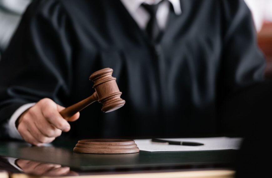 Anatomia bezprawia. Mławianka Maja i jej bliscy kontra grecki system.